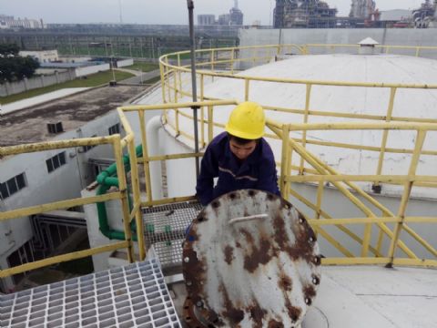 點(diǎn)擊查看詳細(xì)信息<br>標(biāo)題：某石化工作人員正在加藥 閱讀次數(shù)：2023