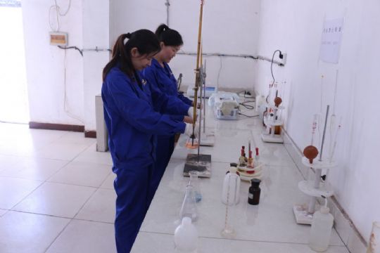 點(diǎn)擊查看詳細(xì)信息<br>標(biāo)題：化驗員進(jìn)行水質(zhì)化驗 閱讀次數(shù)：2383