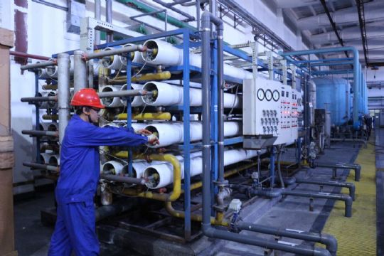 點(diǎn)擊查看詳細(xì)信息<br>標(biāo)題：檢修人員正在查看反滲透端蓋漏水情況 閱讀次數(shù)：1972