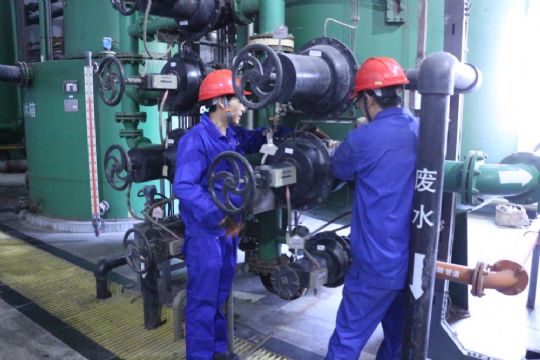 點(diǎn)擊查看詳細(xì)信息<br>標(biāo)題：檢修人員正在處理閥門缺陷 閱讀次數(shù)：1997